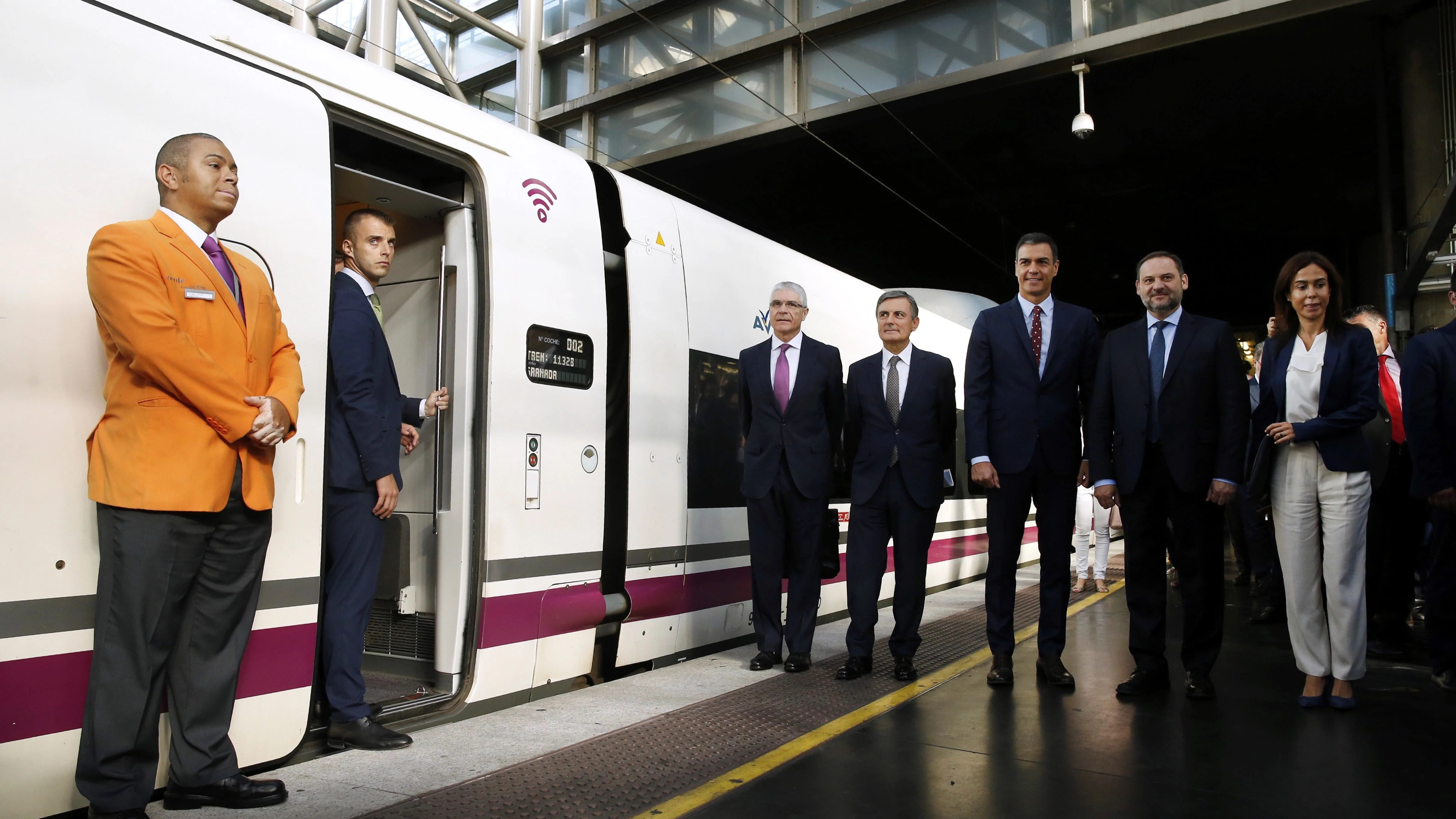 El presidente en funciones, Pedro Sánchez, en el AVE Madrid-Granada