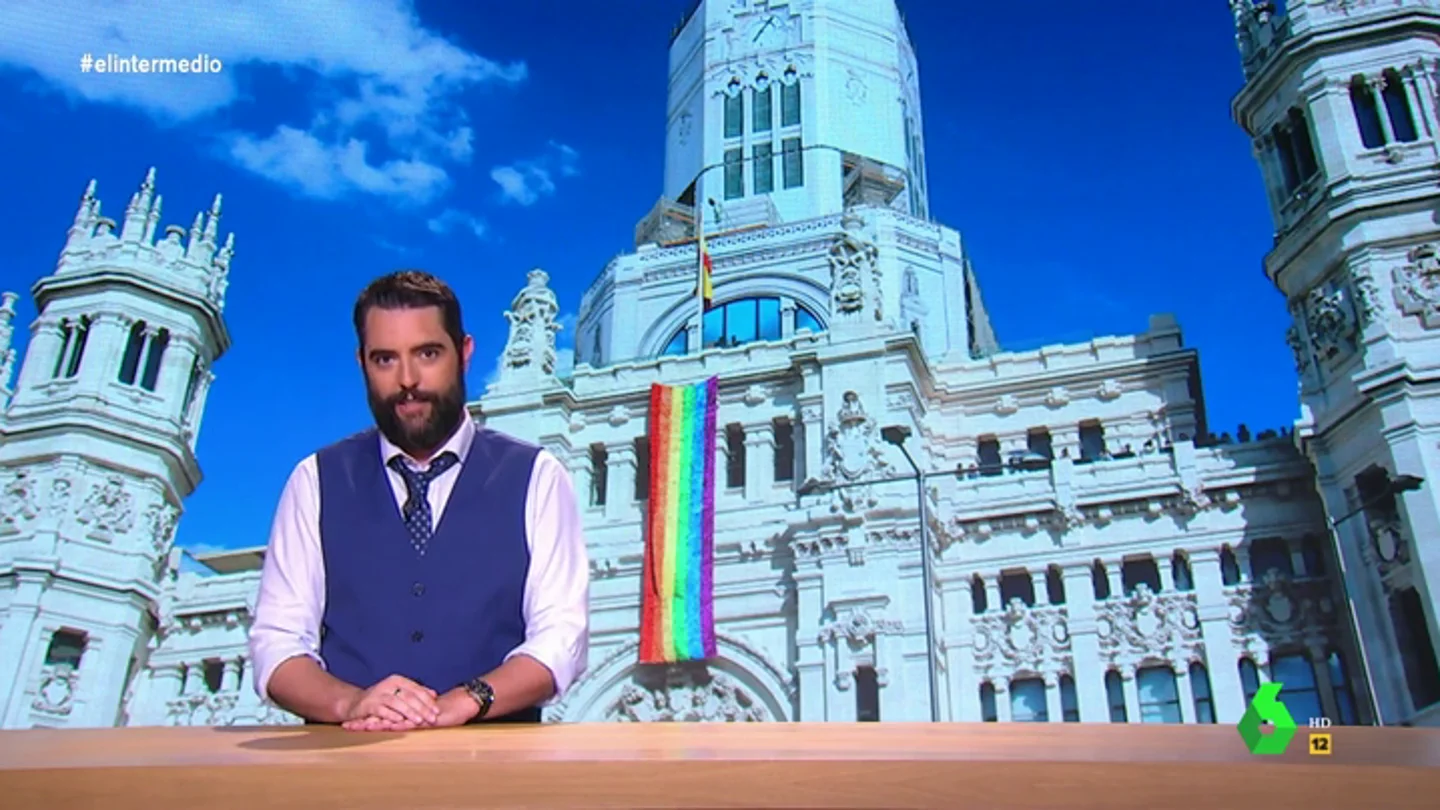 Dani Mateo recuerda a Vox que "la bandera de España ya ondea en el Ayuntamiento de Madrid durante todo el año" Dani Mateo recuerda a Vox que "la bandera de España ya ondea en el Ayuntamiento de Madrid durante todo el año"