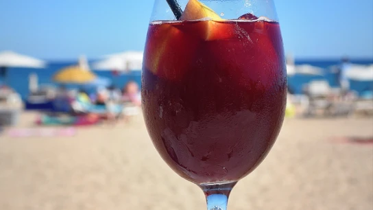 Imagen de archivo de una copa de sangría. Imagen de archivo de una copa de sangría.