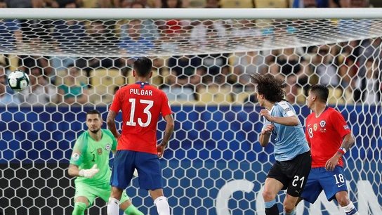 Cavani anota el gol de la victoria ante Chile Cavani anota el gol de la victoria ante Chile