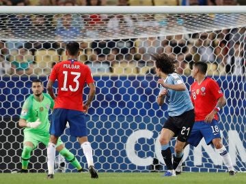 Cavani anota el gol de la victoria ante Chile Cavani anota el gol de la victoria ante Chile