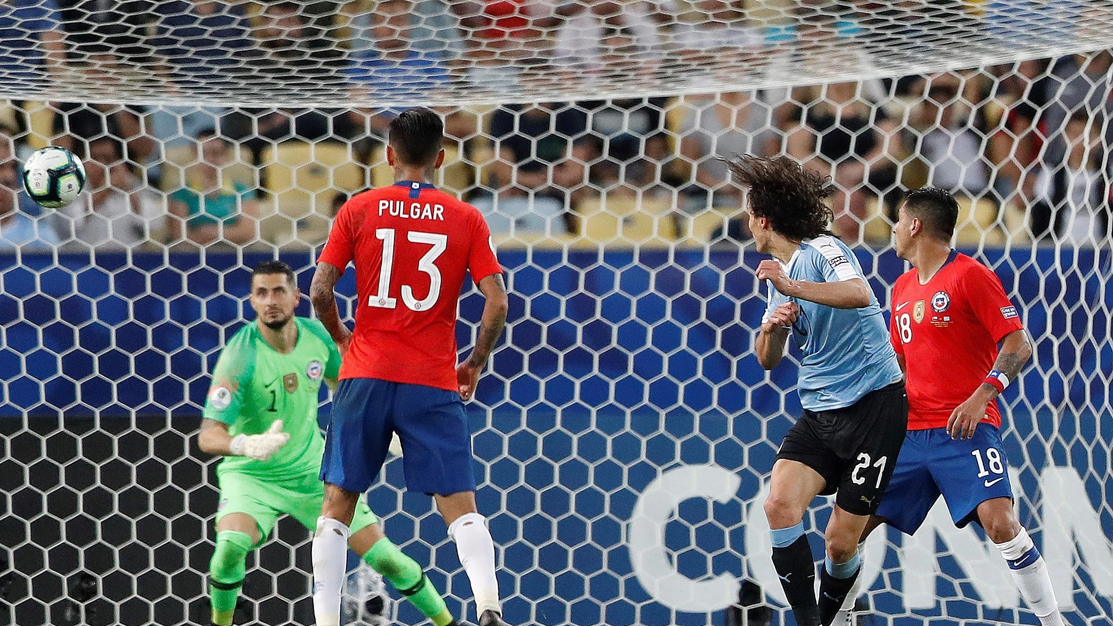 Cavani anota el gol de la victoria ante Chile