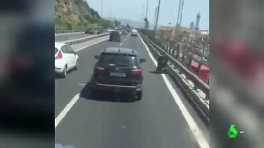 Captan a un hombre circulando con su silla de ruedas eléctrica por la Ronda Literal de Barcelona Captan a un hombre circulando con su silla de ruedas eléctrica por la Ronda Literal de Barcelona