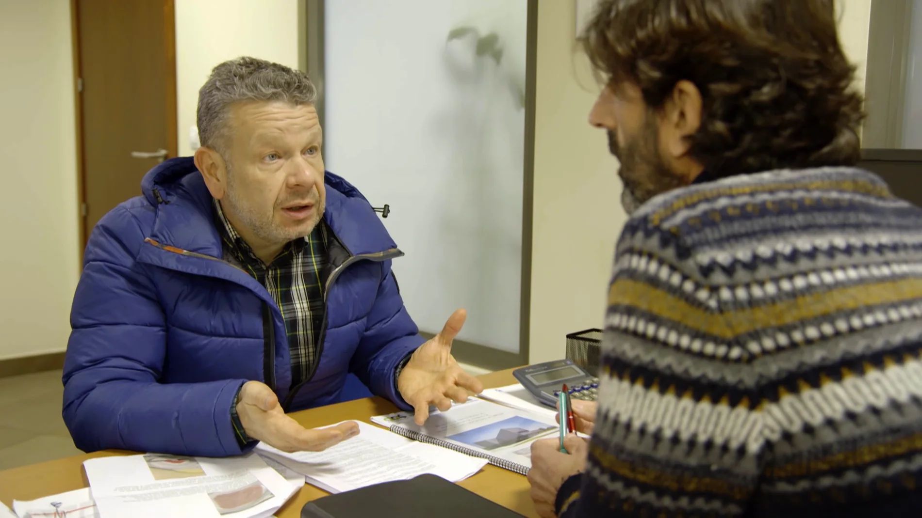 Chicote habla con un responsable de la Junta de Andalucía