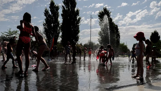 Un grupo de niños se bañan en las fuentes verticales del Madrid Río Un grupo de niños se bañan en las fuentes verticales del Madrid Río