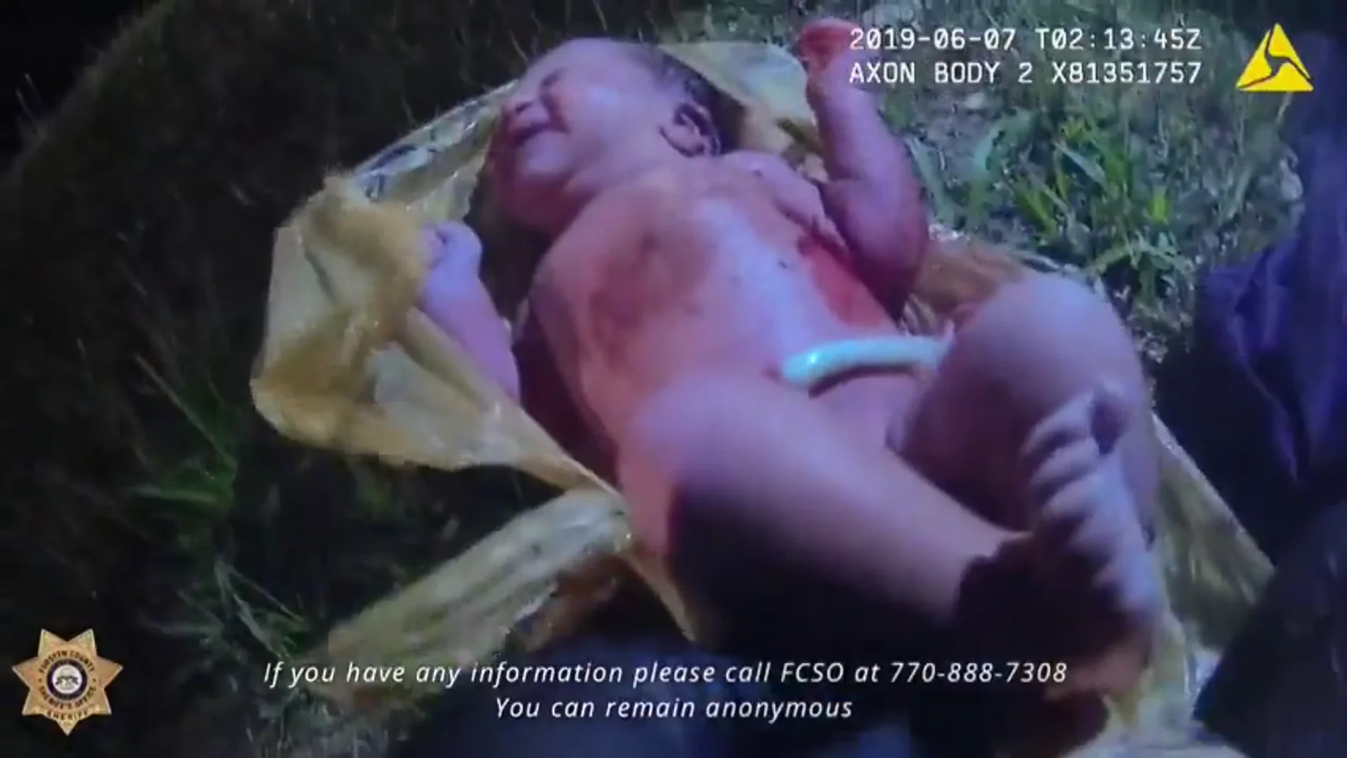 Los agentes sacaron a la bebé, aún con parte del cordón umbilical, de una bolsa de plástico 