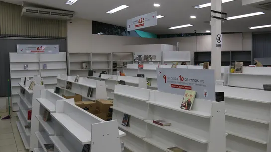 La librería dejó sus estanterías sin apenas contenido como toque de atención La librería dejó sus estanterías sin apenas contenido como toque de atención
