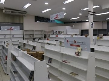 La librería dejó sus estanterías sin apenas contenido como toque de atención La librería dejó sus estanterías sin apenas contenido como toque de atención