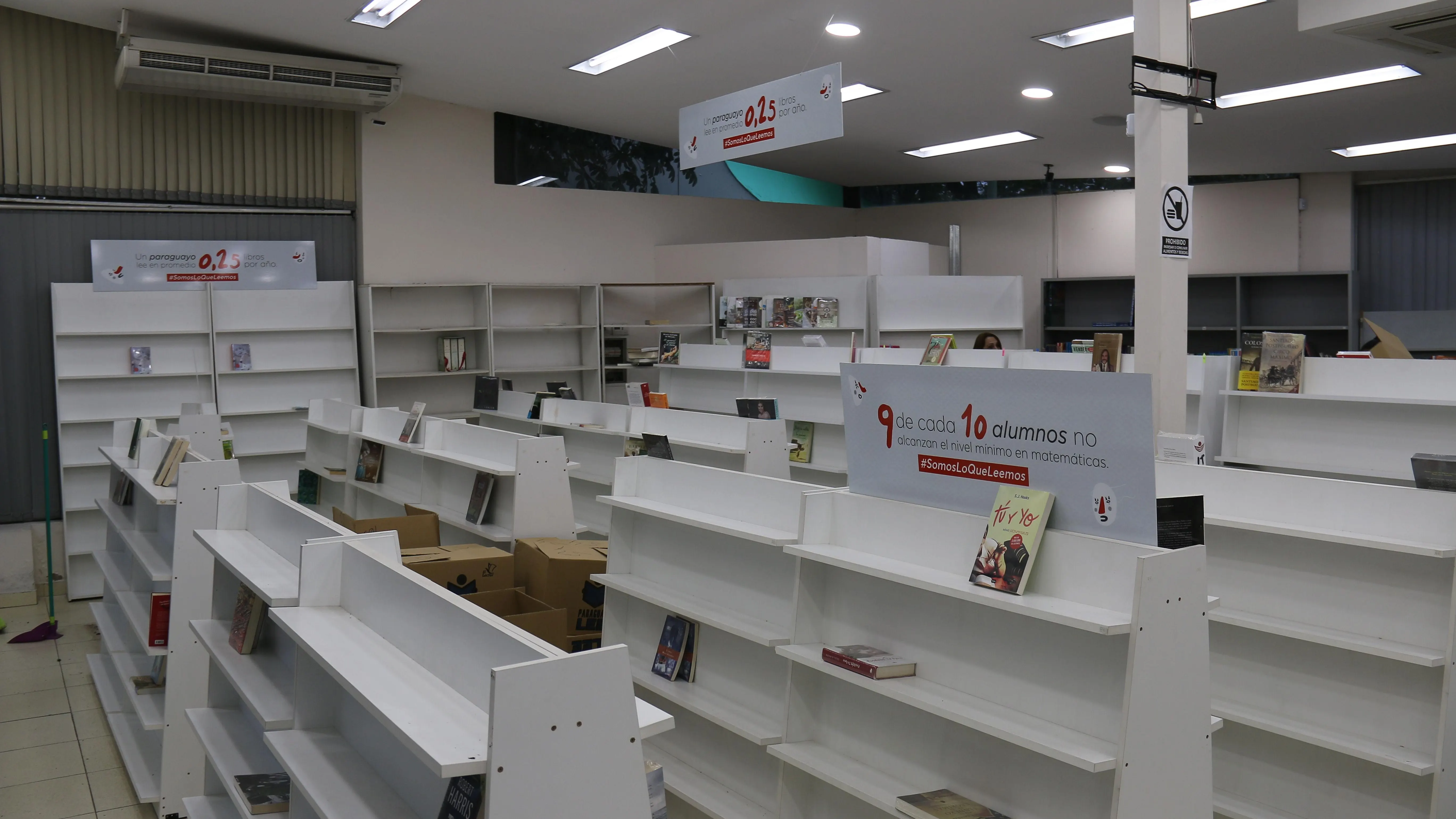 La librería dejó sus estanterías sin apenas contenido como toque de atención