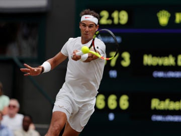 Rafael Nadal disputando un partido en WImbledon 2018 Rafael Nadal disputando un partido en WImbledon 2018