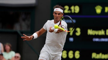 Rafael Nadal disputando un partido en WImbledon 2018