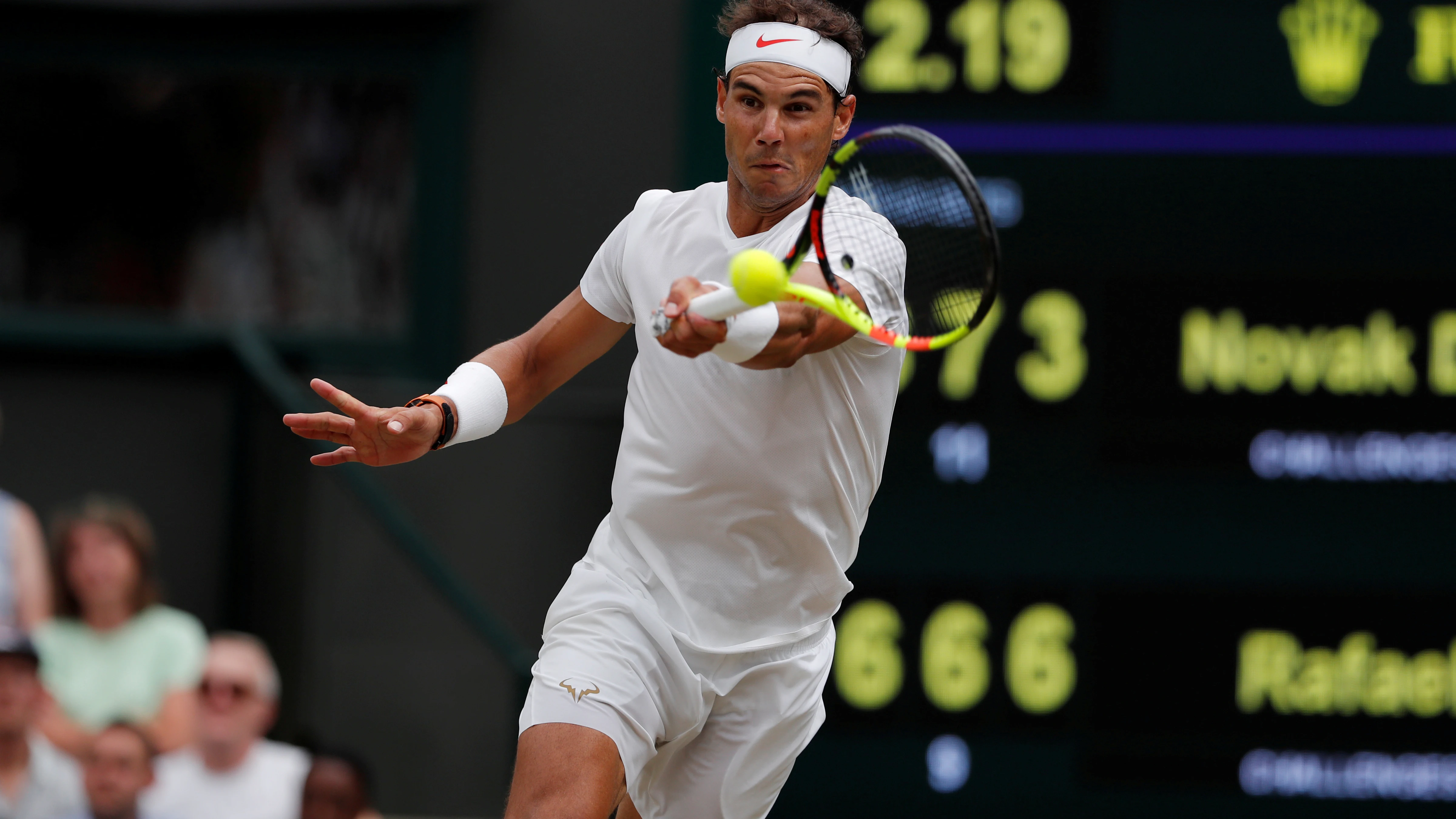 Rafael Nadal disputando un partido en WImbledon 2018