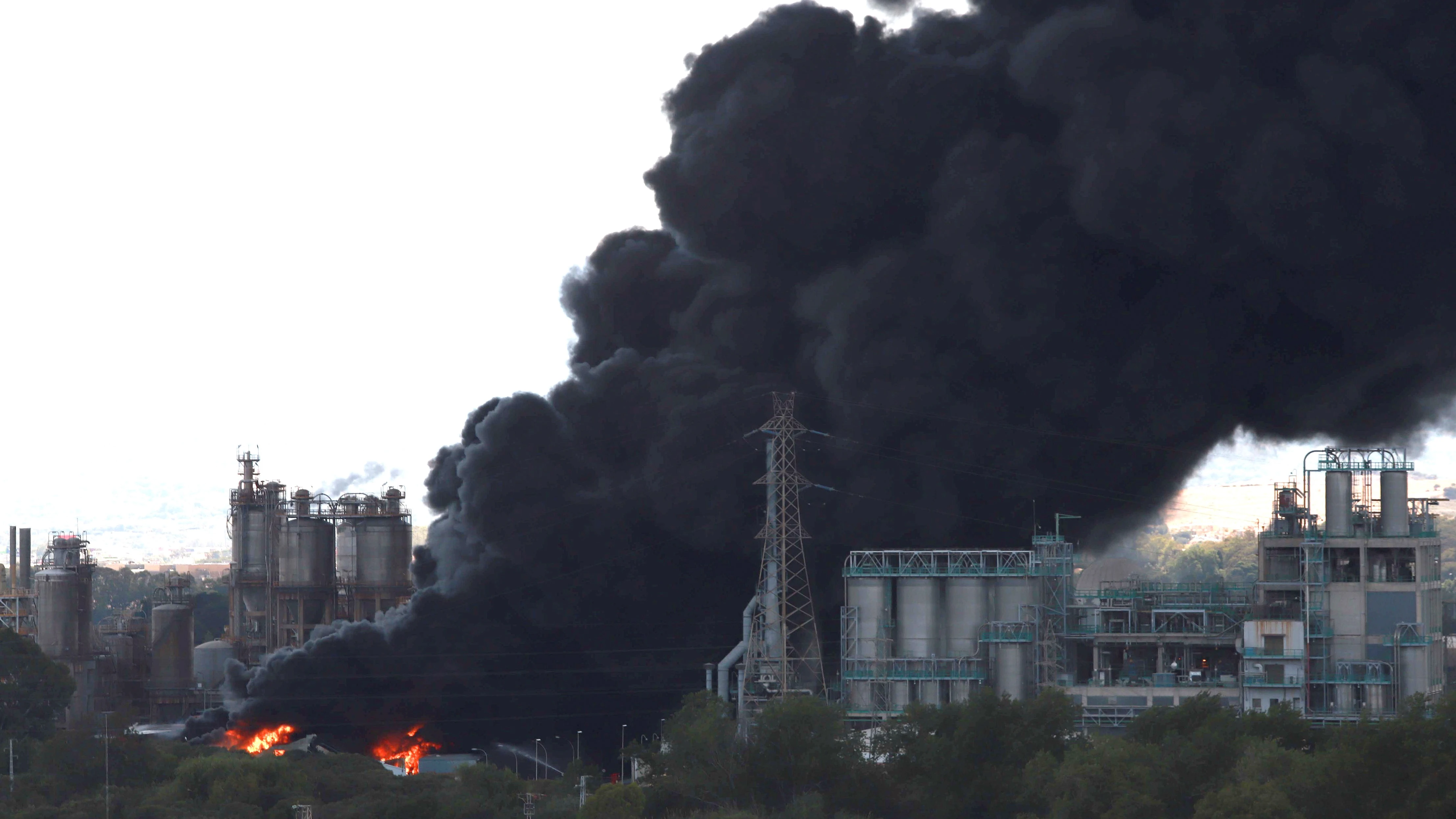 La voluminosa columna de humo negro generada por un incendio