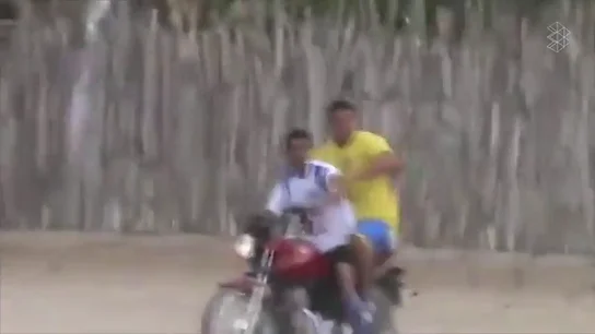 Lo nunca visto: un portero sube a rematar un córner... ¡y vuelve a su portería montado en moto! Lo nunca visto: un portero sube a rematar un córner... ¡y vuelve a su portería montado en moto!