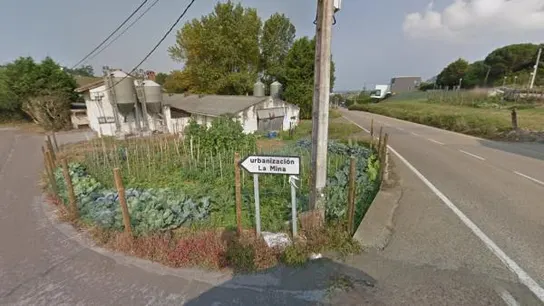 Entrada a la urbanización La Mina Entrada a la urbanización La Mina