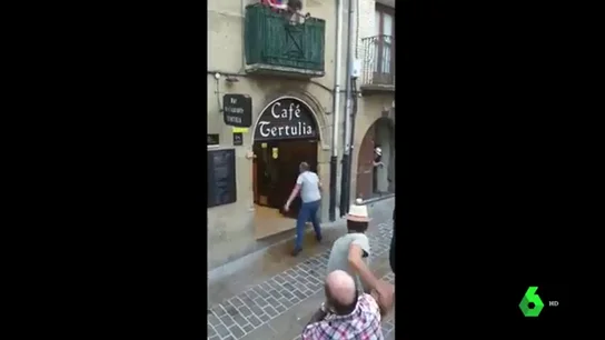 Una vaca se cuela en un bar durante un encierro en Laguardia, Álava Una vaca se cuela en un bar durante un encierro en Laguardia, Álava