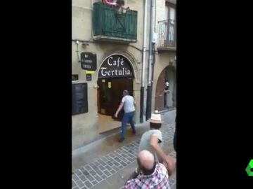 Una vaca se cuela en un bar durante un encierro en Laguardia, Álava Una vaca se cuela en un bar durante un encierro en Laguardia, Álava