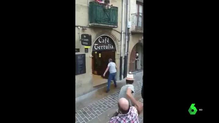 Una vaca se cuela en un bar durante un encierro en Laguardia, Álava