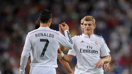 Cristiano y Kroos se saludan durante un partido Cristiano y Kroos se saludan durante un partido