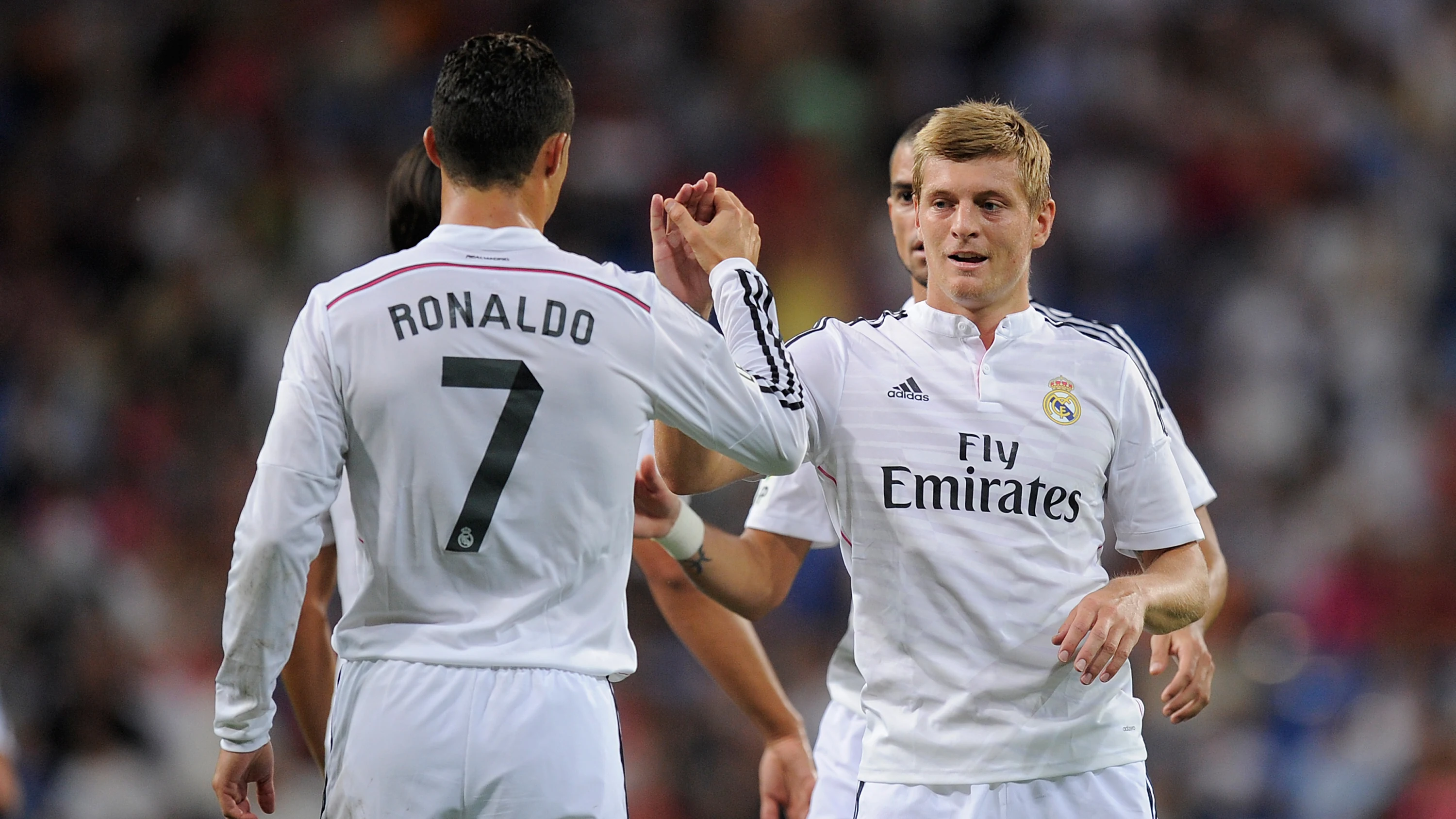 Cristiano y Kroos se saludan durante un partido