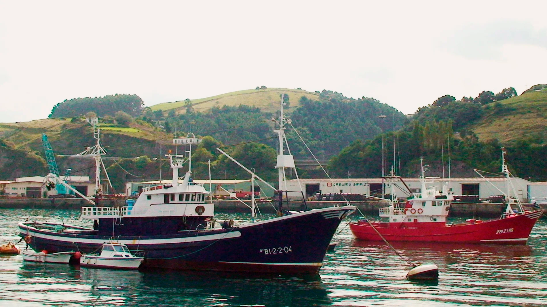 Imagen de dos barcos pesqueros en Bizkaia