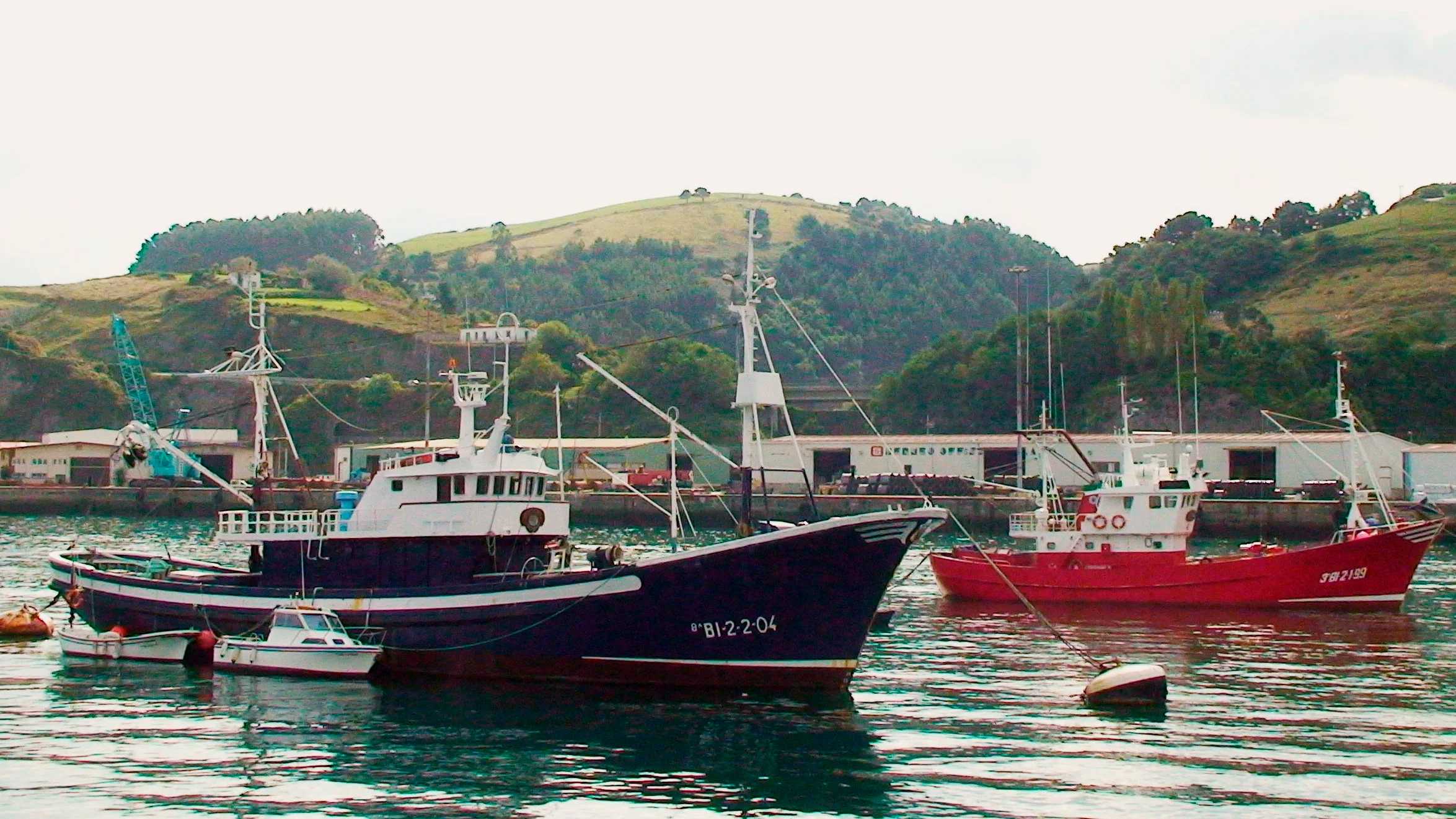 Imagen de dos barcos pesqueros amarrados en el puerto de la localidad vizcaína de Bermeo (Vizcaya)