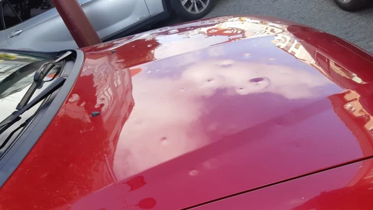 Marcas en la carrocería de un vehículo por el granizo Marcas en la carrocería de un vehículo por el granizo