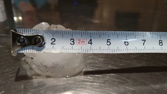 Una de las bolas de granizo de gran calibre que cayó sobre Lalín Una de las bolas de granizo de gran calibre que cayó sobre Lalín