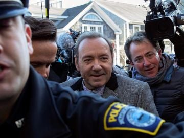 Kevin Spacey escoltado por la policía Kevin Spacey escoltado por la policía