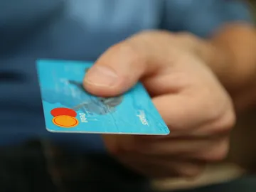 Te estas comiendo a la semana una tarjeta de crédito y no lo sabías Te estas comiendo a la semana una tarjeta de crédito y no lo sabías