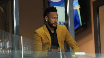 Neymar, viendo el Argentina-Brasil