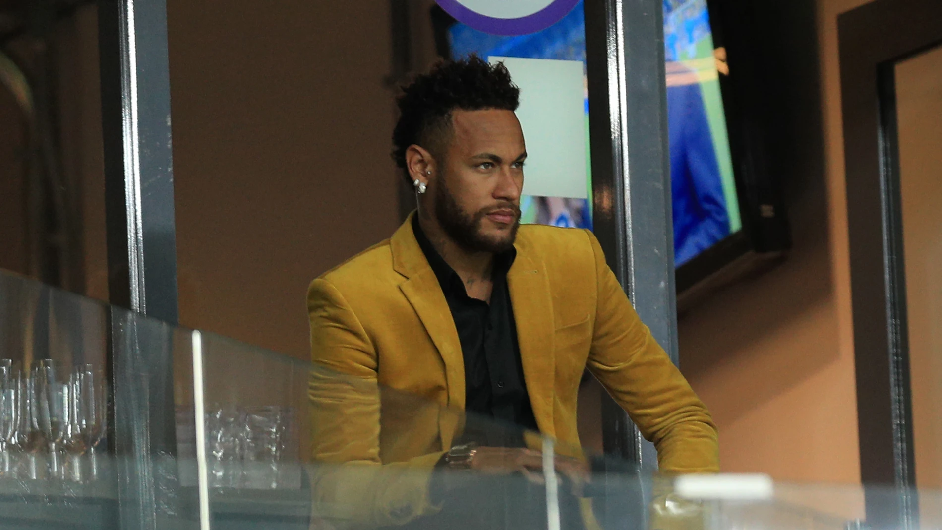 Neymar, viendo el Argentina-Brasil