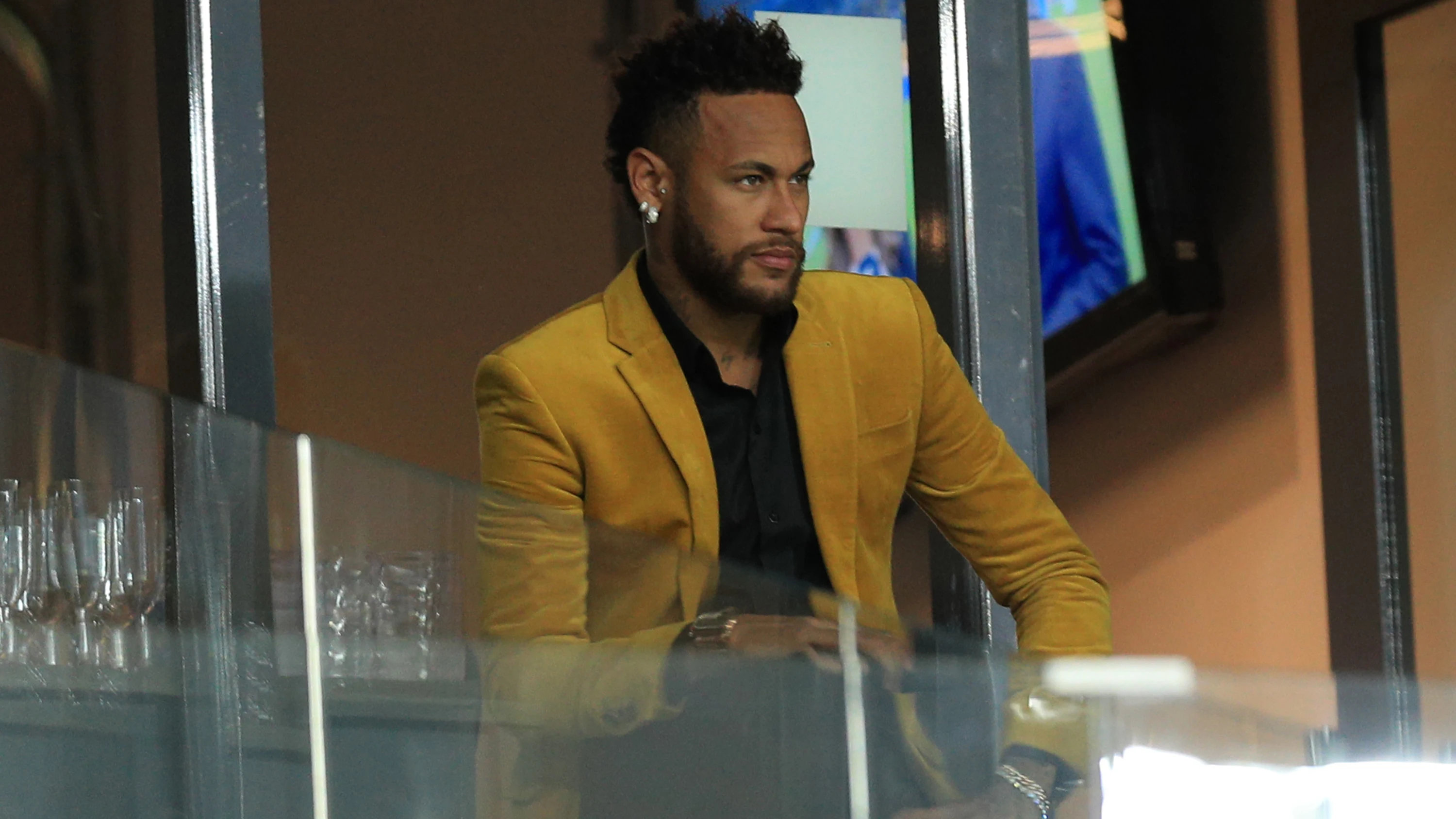 Neymar, viendo el Argentina-Brasil