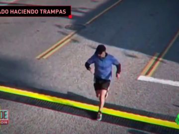 Frank Meza, cruzando la línea de meta en el maratón de Los Ángeles Frank Meza, cruzando la línea de meta en el maratón de Los Ángeles
