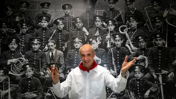 Jesús Garisoain, subdirector de La Pamplonesa, posa con una foto histórica de la banda