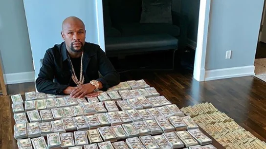 Floyd Mayweather enseña su dinero en efectivo Floyd Mayweather enseña su dinero en efectivo