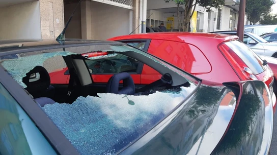 La luna de un coche, destrozada por el granizo que cayó sobre Lalín, Pontevedra La luna de un coche, destrozada por el granizo que cayó en Lalín, Pontevedra