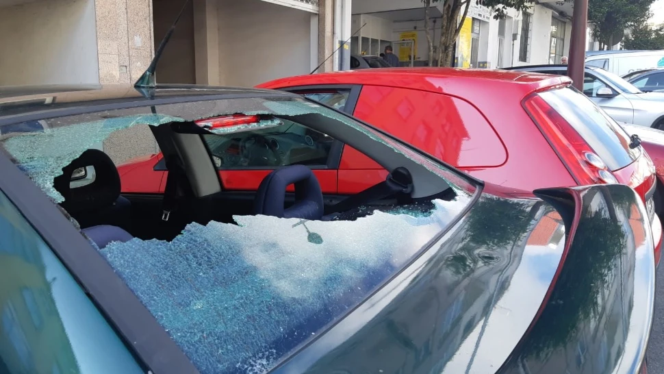 La luna de un coche, destrozada por el granizo que cayó en Lalín, Pontevedra