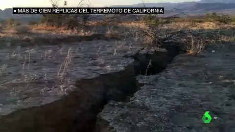 Daños en una carrtera como consecuencia del temblor Daños en una carrtera como consecuencia del temblor