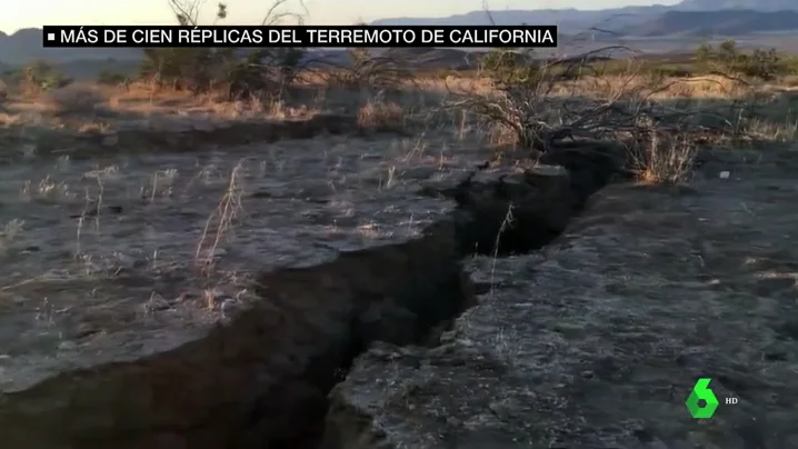 Daños en una carrtera como consecuencia del temblor