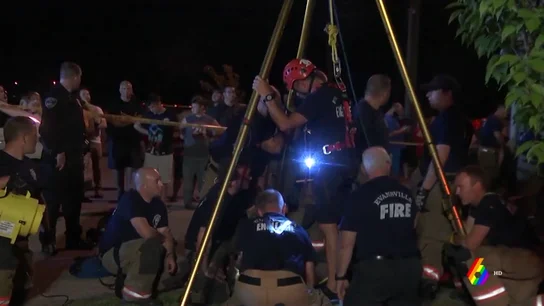 Rescate de un niño que cayó a una alcantarilla en Evansville, Indiana Rescate de un niño que cayó a una alcantarilla en Evansville, Indiana.