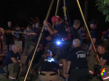 Rescate de un niño que cayó a una alcantarilla en Evansville, Indiana Rescate de un niño que cayó a una alcantarilla en Evansville, Indiana