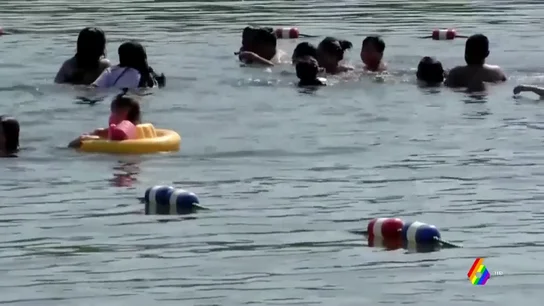 Personas bañándose en Alaska Personas bañándose en Alaska