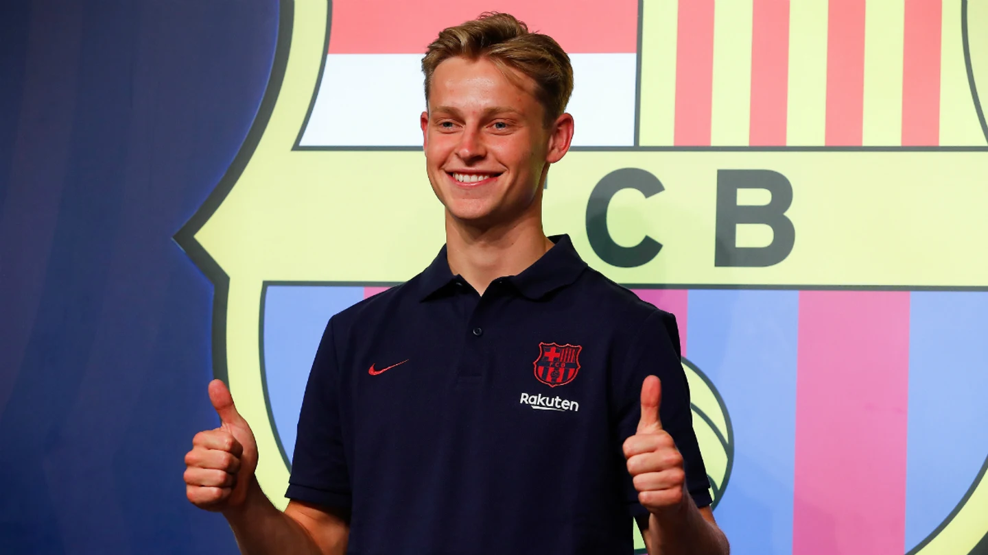 Frenkie de Jong, con el escudo del Barcelona tras él Frenkie de Jong, con el escudo del Barcelona tras él