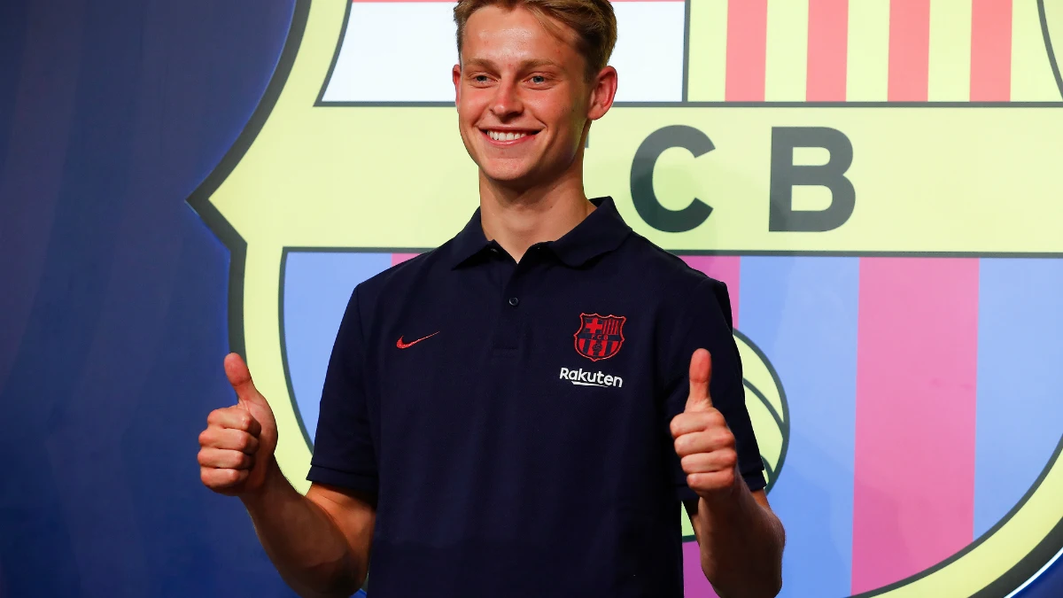 Frenkie de Jong, con el escudo del Barcelona tras él