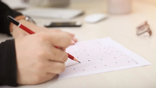 Imagen de archivo de una persona realizando un test Imagen de archivo de una persona realizando un test
