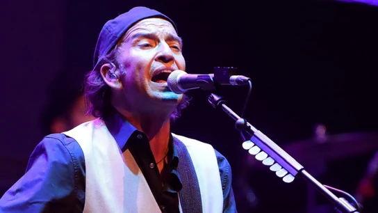 El cantante y guitarrista de Los Secretos, Álvaro Urquijo, durante el concierto del Universal Music Festival El cantante y guitarrista de Los Secretos, Álvaro Urquijo, durante el concierto del Universal Music Festival.