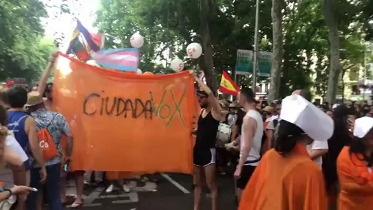 Forcejeos e insultos a Ciudadanos por su presencia en la manifestación del Orgullo Forcejeos e insultos a Ciudadanos por su presencia en la manifestación del Orgullo