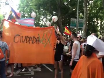 Forcejeos e insultos a Ciudadanos por su presencia en la manifestación del Orgullo Forcejeos e insultos a Ciudadanos por su presencia en la manifestación del Orgullo