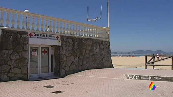 Puesto de la Cruz Roja en la playa de Laredo.